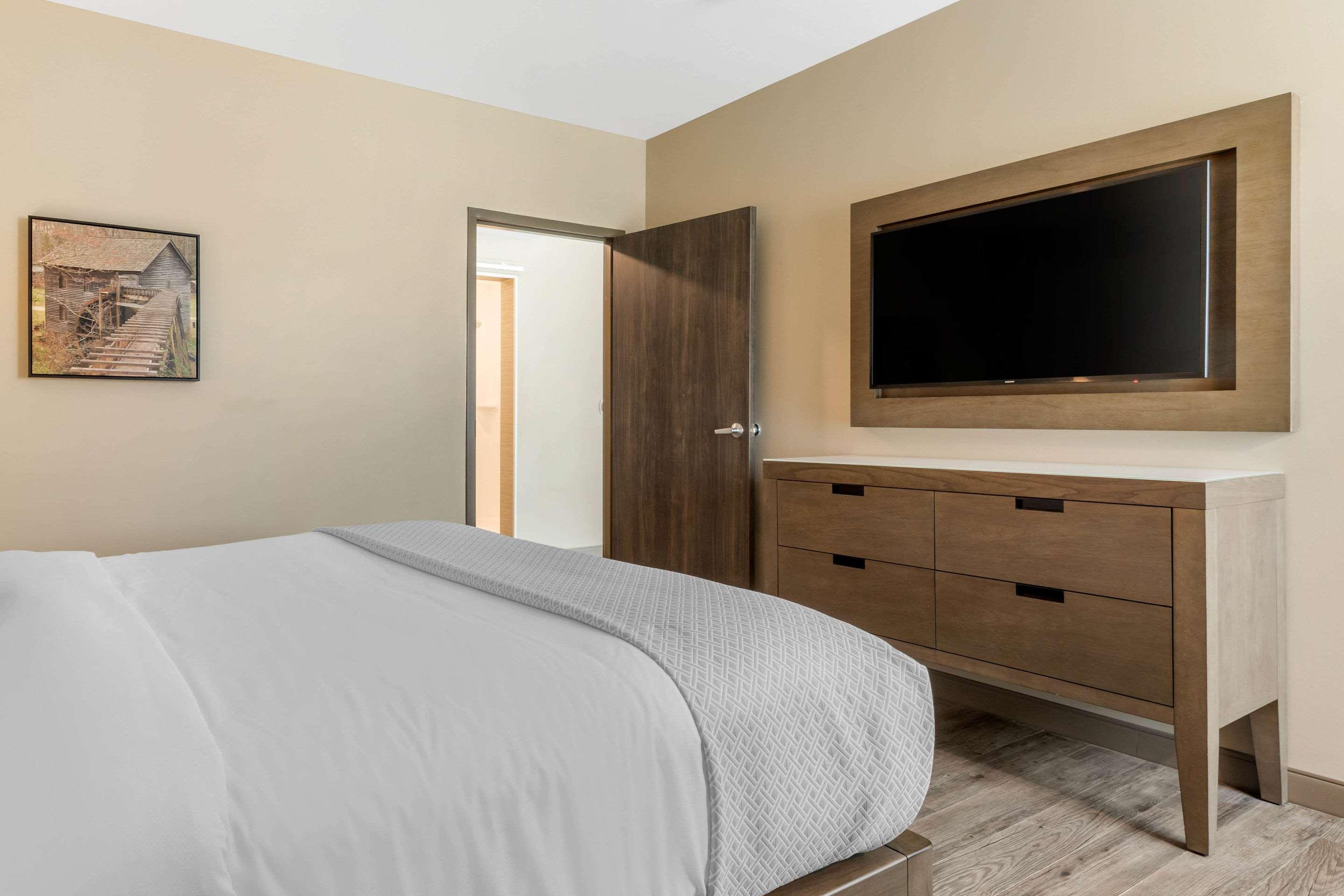 Cambria Hotel 3*